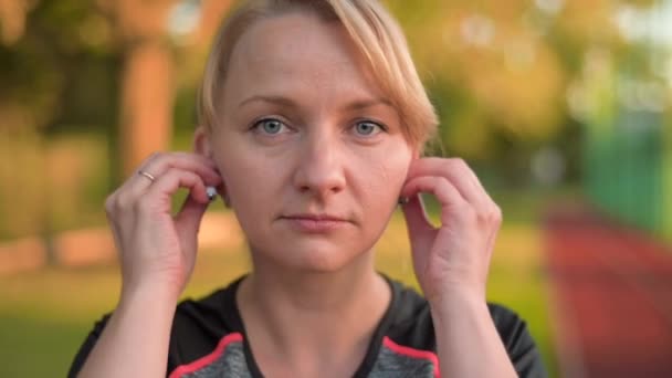 Kobieta Słuchawkami Słuchającymi Muzyki Biegającymi Latem Stadionie Koncepcja Zdrowego Stylu — Wideo stockowe