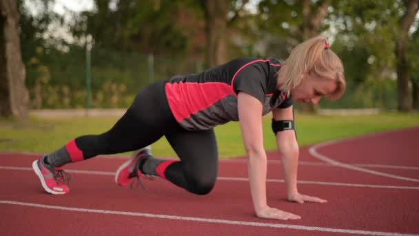 Mujer Atlética Fitness Ropa Deportiva Haciendo Estiramiento Mientras Hace Ejercicio — Vídeos de Stock