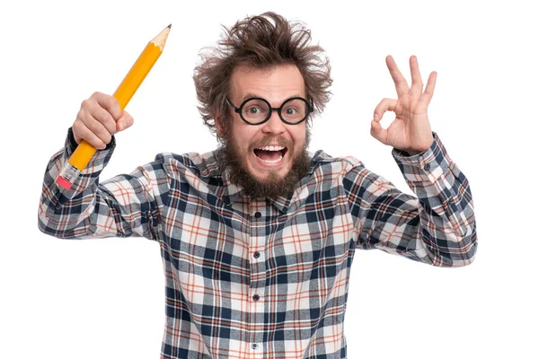 Szalony brodaty mężczyzna z dużym ołówkiem — Zdjęcie stockowe