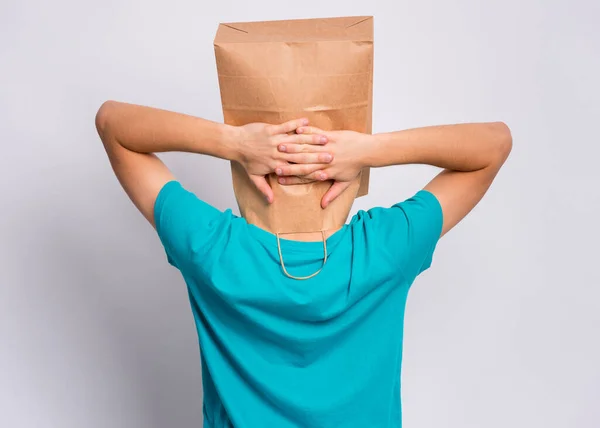 Chłopiec z papierową torbą na głowie — Zdjęcie stockowe