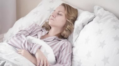 Yatakta uyuyan kadın