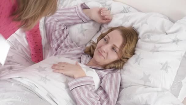 ベッドで息子と娘と母 — ストック動画