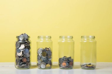 cam kavanoz sikke ile. kavram kaydetme.