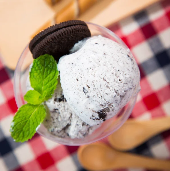 Oreo Ice Cream Table — Stock Photo, Image