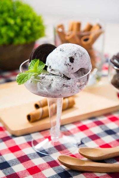 Oreo Ice Cream Table — Stock Photo, Image