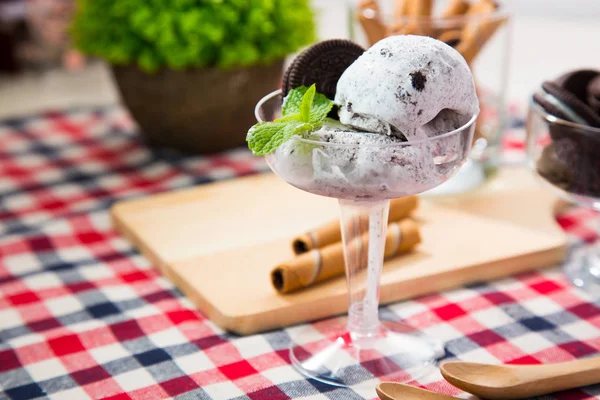 Oreo Ice Cream Table — Stock Photo, Image