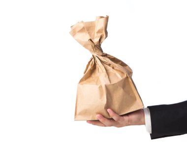 Elinde kahverengi bir kese kağıdı olan adam