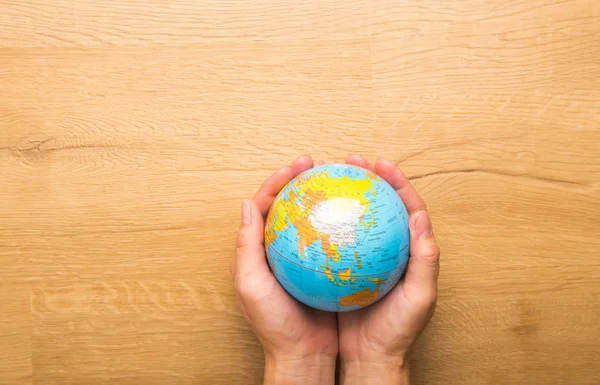 Mão segurando um mapa globo — Fotografia de Stock