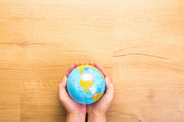 Mão segurando um mapa globo — Fotografia de Stock