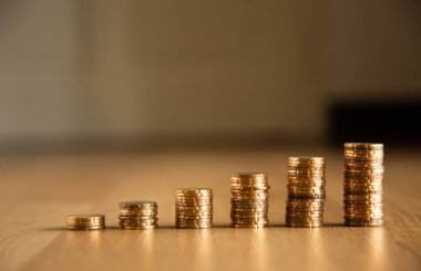 Altın para yığınları ahşap zeminde