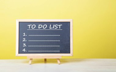 Yeşil karatahtaya kelime yazmak için.