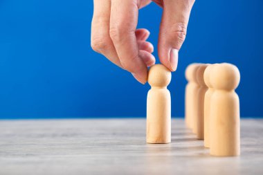 Başarılı takım lideri, iş adamı tacın önünde duran kişileri seçer..