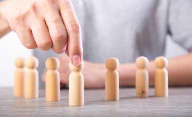 Başarılı takım lideri, iş adamı tacın önünde duran kişileri seçer..