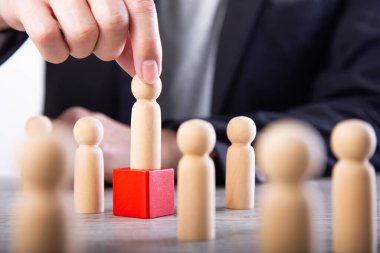 Başarılı takım lideri, iş adamı tacın önünde duran kişileri seçer..