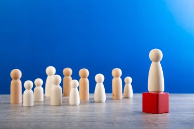 Başarılı takım lideri, liderleri tacın önünde duruyor..