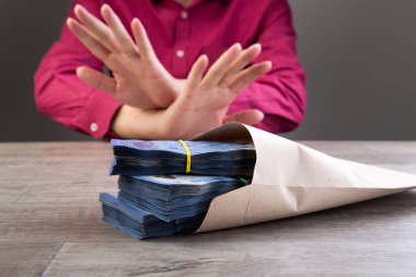İş adamı zarftaki parayı reddediyor - rüşvet ve yolsuzlukla mücadele kavramları