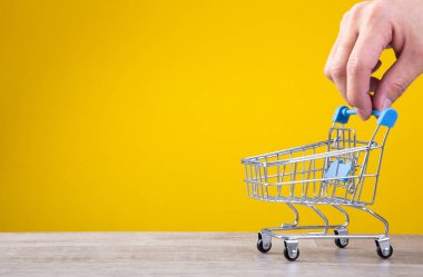 Market konseptinden bir şeyler almak. Küçük alışveriş arabasıyla..