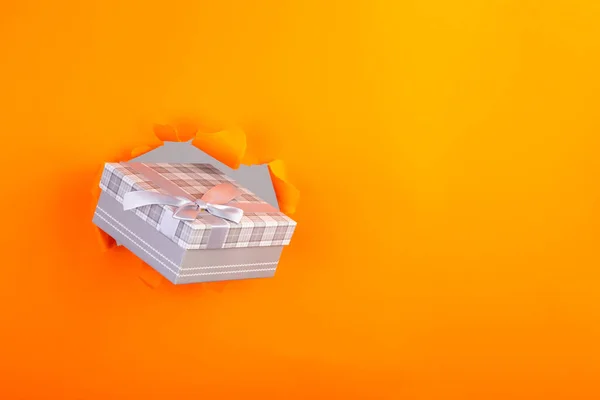 Přítomnost Oranžovém Roztrhaném Papíru — Stock fotografie
