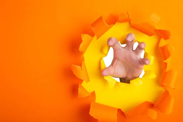 Mão Homem Com Raiva Sentindo Através Buraco Papel Laranja — Fotografia de Stock