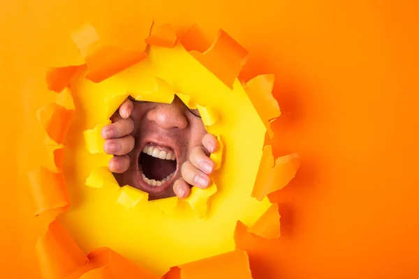 Hombre Gritando Desde Detrás Del Agujero Papel Naranja — Foto de Stock