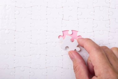 Beyaz yapbozun bir parçasını renk arkaplanına ve içeriğinize yerleştirin