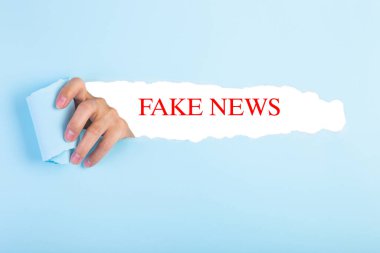 Yırtık kağıdın altında yazılan sahte haberler. GİRİŞTİRİM