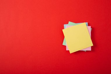 kırmızı arkaplanda renk yapışkan not defteri