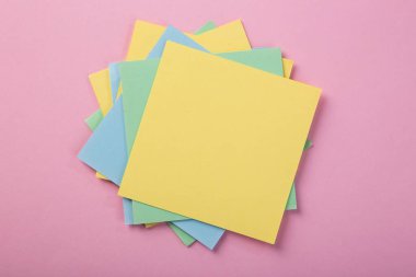 Renk arkaplanındaki boş not defteri