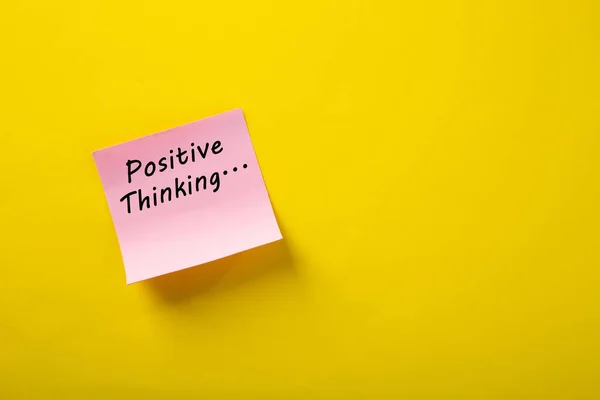 Palabra Motivacional Pensamiento Positivo Bloc Notas Sobre Fondo Amarillo — Foto de Stock