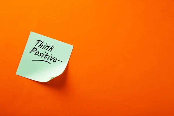 Motivacional Pensar Palabra Positiva Bloc Notas Sobre Fondo Naranja — Foto de Stock