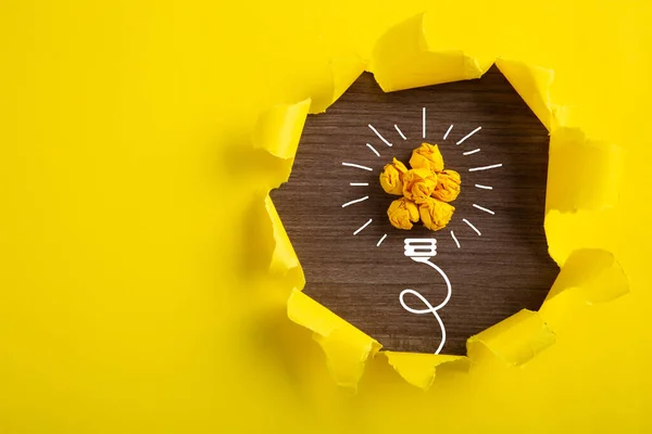 Creatief Idee Inspiratie Nieuw Idee Innovatieconcept Met Verfrommeld Papier Gloeilamp — Stockfoto