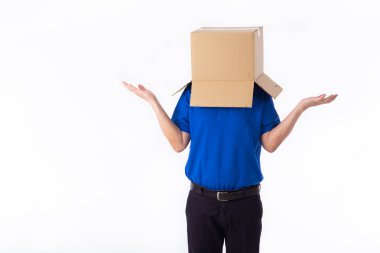 Kafasında karton kutu olan mavi tişörtlü bir adam elleri beyaz arka planda izole edilmiş bir jest yapıyor.