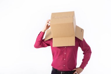 Kafasında karton kutu olan kırmızı gömlekli bir adam elleri beyaz arka planda izole bir jest yapıyor.