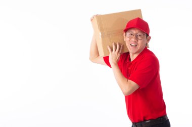 Kırmızı üniformalı genç Asyalı teslimatçı, beyaz arka planda karton kutu taşıyor. Teslimat Konsepti