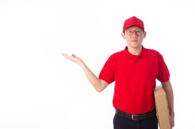 Kırmızı üniformalı genç Asyalı teslimatçı, beyaz arka planda karton kutu taşıyor. Teslimat Konsepti