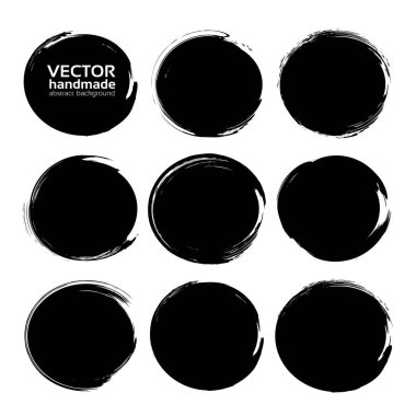 Siyah soyut çember desenli mürekkep darbeleri beyaz arkaplanda izole edilmiş