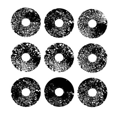 Beyaz arka planda izole edilmiş, soyut, siyah, yuvarlak, kalın boya darbeleri.