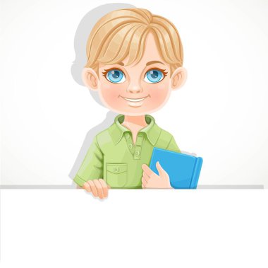 Sevimli sarışın çocuk beyaz arka planda ders kitabı ve büyük beyaz yatay afiş tutuyor.