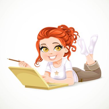 Güzel kızıl saçlı kız beyaz bir zeminde uzanıyor ve dizüstü bilgisayarda çalışıyor.
