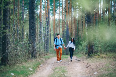 Genç bir çift doğa istirahat ediyor.