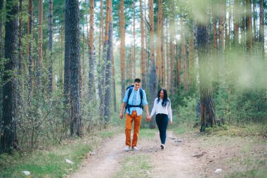 Genç bir çift doğa istirahat ediyor.
