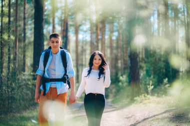 Genç bir çift doğa istirahat ediyor.