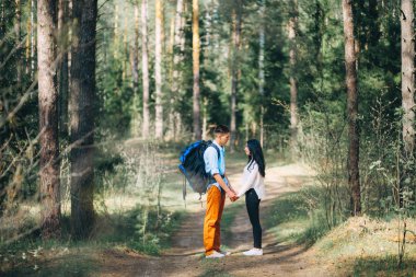 Genç bir çift doğa istirahat ediyor.