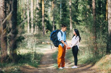 Genç bir çift doğa istirahat ediyor.