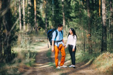 Genç bir çift doğa istirahat ediyor.