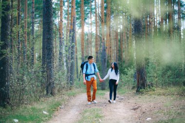 Genç bir çift doğa istirahat ediyor.