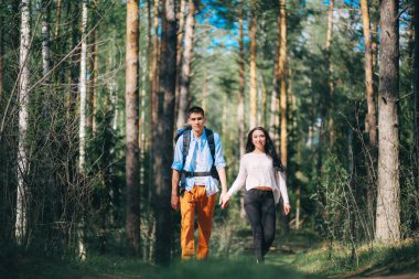 Genç bir çift doğa istirahat ediyor.