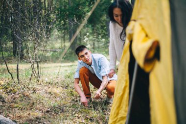 Genç bir çift doğa istirahat ediyor.