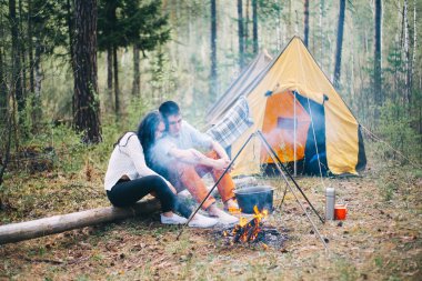 Genç bir çift doğa istirahat ediyor.