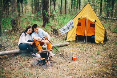 Genç bir çift doğa istirahat ediyor.